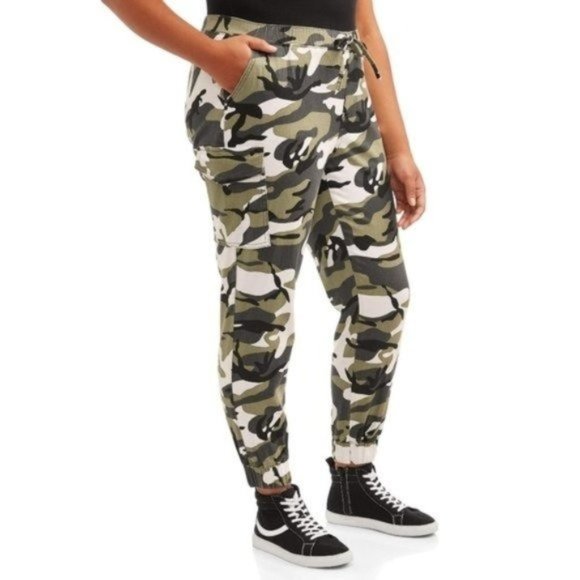Almost Famous Camo Print Cargo Pullon 